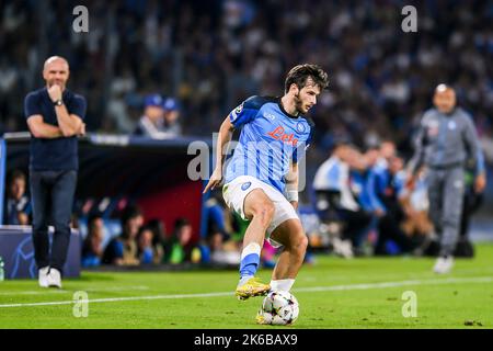 12-10-2022: Sport: Napoli gegen Ajax NAPELS, ITALIEN - 12. OKTOBER: Trainer Alfred Schreuder (Ajax) und Khvicha Kvaratskhelia (SSC Napoli) während des Champions Stockfoto