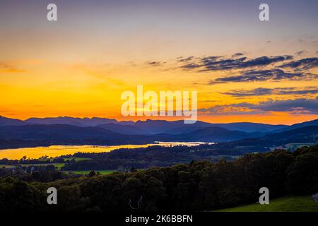 Blick auf den Sonnenuntergang über Windermere im Lake District, einer Region und einem Nationalpark in Cumbria im Nordwesten Englands Stockfoto