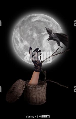 Vertikale Collage Bild von Hexenarm Handschuh im Korb fliegende Fledermaus Vollmond gruselige Atmosphäre auf dunklem Hintergrund isoliert Stockfoto