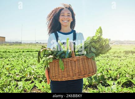 Die Natur gibt uns alles, was wir brauchen. Ein junger Bauer hält einen Korb mit frisch geerntetem Gemüse. Stockfoto