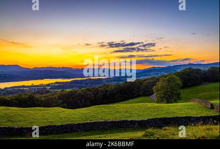 Blick auf den Sonnenuntergang über Windermere im Lake District, einer Region und einem Nationalpark in Cumbria im Nordwesten Englands Stockfoto