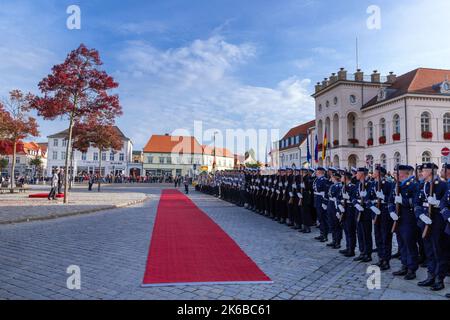 13. Oktober 2022, Mecklenburg-Vorpommern, Neustrelitz: Das Garde-Bataillon im Bundesverteidigungsministerium hat sich zum Empfang mit militärischer Auszeichnung des Präsidenten der Republik Slowenien durch den Bundespräsidenten auf dem Marktplatz aufgestellt. Es ist das erste Mal, dass ein internationaler Staatsgast im Rahmen der Reihe „Ortszeit Deutschland“ empfangen wurde. Vor dem Hintergrund anhaltender Proteste gegen die Energiepolitik und wachsender Demokratiezweifeln zieht der Bundespräsident seinen offiziellen Wohnsitz in die ehemalige Residenzstadt Mecklenburg-Vorpommern Stockfoto