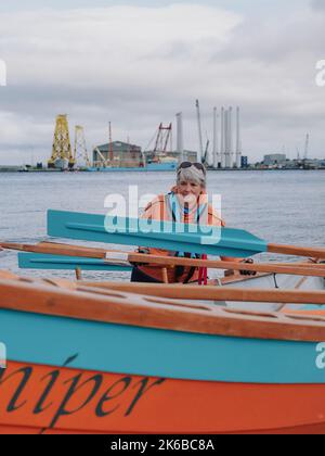 Crew-Porträt eines St. Ayles-Skiiff-Crewmitglieds in Cromarty, Ross & Cromarty, Highland, Schottland, Großbritannien - schottischer Ruderclub, Ruderfrau, Ruderer Stockfoto