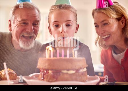 Großeltern Mit Enkelin Feiern Geburtstag Mit Party At Home Together Stockfoto