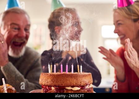 Großeltern Mit Enkelin Feiern Geburtstag Mit Party At Home Together Stockfoto