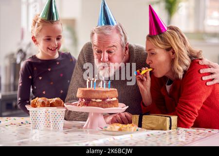 Großeltern Mit Enkelin Feiern Geburtstag Mit Party At Home Together Stockfoto