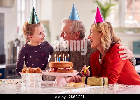 Großeltern Mit Enkelin Feiern Geburtstag Mit Party At Home Together Stockfoto