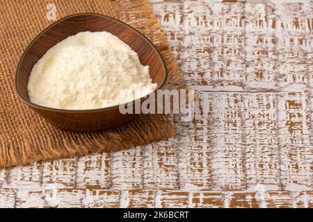 Milchpulver mit Nährstoffen in der Schüssel Stockfoto