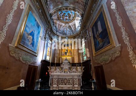 Innenraum der Kathedrale von San Pietro in Noli, Ligurien, Italien. Die Kirche stammt aus dem 13.. Jahrhundert. Stockfoto