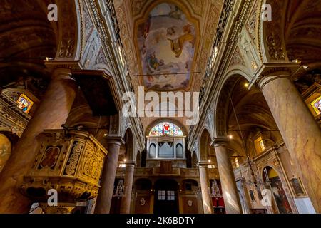 Innenraum der Kathedrale von San Pietro in Noli, Ligurien, Italien. Die Kirche stammt aus dem 13.. Jahrhundert. Stockfoto