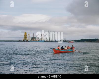 Die Juniper St Ayles Skiff Crew übt in Cromarty, Ross & Cromarty, Highland, Schottland, Großbritannien - schottischer Ruderclub Stockfoto