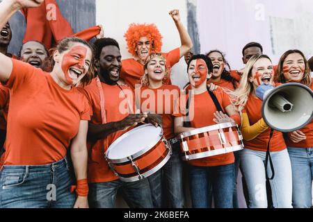 Fußballfans, die Spaß haben, ihre Lieblingsmannschaft zu unterstützen - Fußballsport-Unterhaltungskonzept Stockfoto