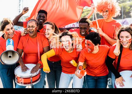 Fußballfans, die Spaß haben, ihre Lieblingsmannschaft zu unterstützen - Fußballsport-Unterhaltungskonzept Stockfoto