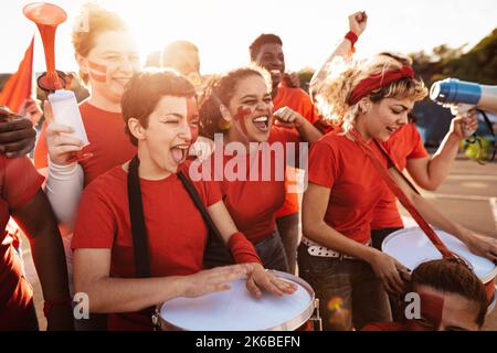 Fußball-Fans, die Spaß haben, ihre Lieblingsmannschaft zu unterstützen - Fußball Sport Entertainment-Konzept Stockfoto