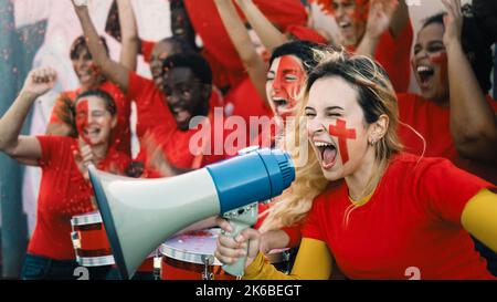 Fußballfans jubelten während des Fußballspiels ihrer Lieblingsmannschaft - Sport-Entertainment-Konzept Stockfoto