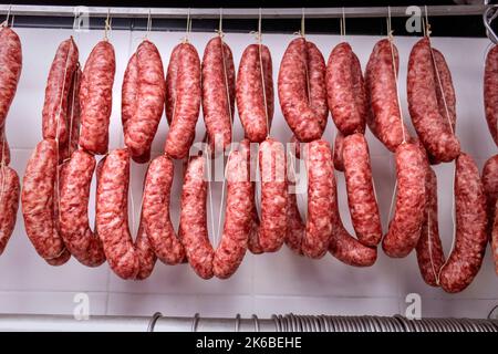 Hausgemachte Würstchen in einem Metzgerladen. Stockfoto