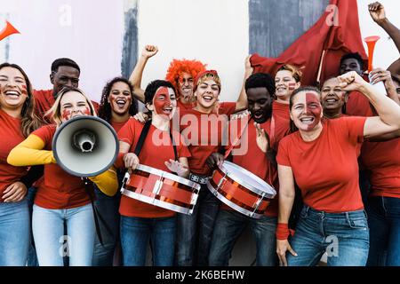 Fußballfans, die Spaß haben, ihre Lieblingsmannschaft zu unterstützen - Fußballsport-Unterhaltungskonzept Stockfoto