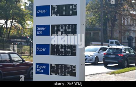 Strausberg, Deutschland. 13. Oktober 2022. An einer Tankstelle steht eine Anzeigetafel für verschiedene Brennstoffe. Der Allgemeine Deutsche Automobil-Club e. V., kurz ADAC, will den Kraftstoffpreisvergleich für die verschiedenen deutschen Staaten noch am selben Tag veröffentlichen. Quelle: Patrick Pleul/dpa/Alamy Live News Stockfoto