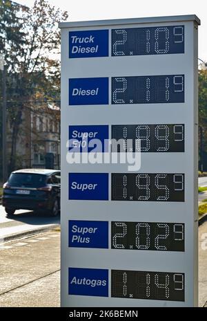 Strausberg, Deutschland. 13. Oktober 2022. An einer Tankstelle steht eine Anzeigetafel für verschiedene Brennstoffe. Der Allgemeine Deutsche Automobil-Club e. V., kurz ADAC, will den Kraftstoffpreisvergleich für die verschiedenen deutschen Staaten noch am selben Tag veröffentlichen. Quelle: Patrick Pleul/dpa/Alamy Live News Stockfoto