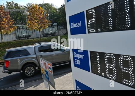 Strausberg, Deutschland. 13. Oktober 2022. An einer Tankstelle steht eine Anzeigetafel für verschiedene Brennstoffe. Der Allgemeine Deutsche Automobil-Club e. V., kurz ADAC, will den Kraftstoffpreisvergleich für die verschiedenen deutschen Staaten noch am selben Tag veröffentlichen. Quelle: Patrick Pleul/dpa/Alamy Live News Stockfoto