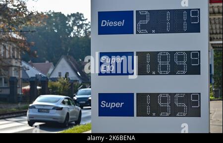 Strausberg, Deutschland. 13. Oktober 2022. An einer Tankstelle steht eine Anzeigetafel für verschiedene Brennstoffe. Der Allgemeine Deutsche Automobil-Club e. V., kurz ADAC, will den Kraftstoffpreisvergleich für die verschiedenen deutschen Staaten noch am selben Tag veröffentlichen. Quelle: Patrick Pleul/dpa/Alamy Live News Stockfoto