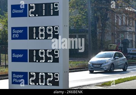 Strausberg, Deutschland. 13. Oktober 2022. An einer Tankstelle steht eine Anzeigetafel für verschiedene Brennstoffe. Der Allgemeine Deutsche Automobil-Club e. V., kurz ADAC, will den Kraftstoffpreisvergleich für die verschiedenen deutschen Staaten noch am selben Tag veröffentlichen. Quelle: Patrick Pleul/dpa/Alamy Live News Stockfoto