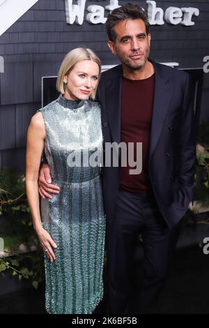 New York City, Usa. 12. Oktober 2022. MANHATTAN, NEW YORK CITY, NEW YORK, USA - 12. OKTOBER: Die britische Schauspielerin Naomi Watts und der amerikanische Schauspieler Bobby Cannavale kommen zur New Yorker Premiere von Netflix's 'The Watcher', die am 12. Oktober 2022 im Pariser Theater in Manhattan, New York City, New York, USA, stattfand. (Foto von Jordan Hinton/Image Press Agency) Quelle: Image Press Agency/Alamy Live News Stockfoto