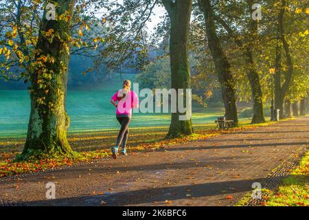 Preston, Lancashire. Wetter in Großbritannien; 13. Oktober 2022. Die Sonne geht über dem River Ribble auf, während die Anwohner in der Morgendämmerung am Riverside Walk, einem kalten nebligen Start in den Tag, leichte Übungen machen. Avenham Park Familienbereich, Rad- und Wanderwege im Nordwesten Englands. Kredit; MediaWorldImages/AlamyLiveNewsl Stockfoto