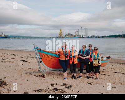 Teamfoto der weiblichen Juniper St Ayles-Skiff-Crew mit Sitz in Cromarty, Ross & Cromarty, Schottland, Großbritannien - schottischer Frauen-Küstenruderclub Stockfoto