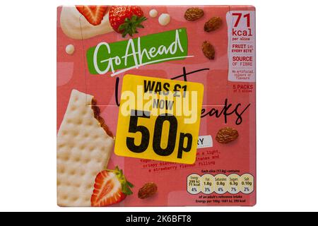 Box mit Go Ahead Yoghurt Breaks Erdbeere isoliert auf weißem Hintergrund - reduzierter gelber Aufkleber auf Essen kostete 1 £ jetzt 50 Cent, halber Preis Stockfoto