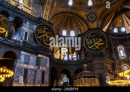Istanbul, Türkei - 27 -09-2022 : Innenansicht der Hagia Sophia Moschee. 537 n. Chr. als Kirche erbaut, wurde sie in eine Moschee umgewandelt. Selektiver Fokus Stockfoto