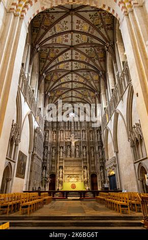 Das Kirchenschiff der St Albans Cathedral mit ihrer mittelalterlichen Altarwand aus dem 15.. Jahrhundert, St.Albans, Hertfordshire, England, Vereinigtes Königreich. Stockfoto