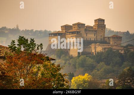 Parma, Italien,13.10.2022: Berühmte Burg Torrechiara mit Weinbergen in Herbstfarben Stockfoto