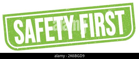 SICHERHEIT ERSTER Text auf grünem grungy Stempelschild geschrieben. Stockfoto