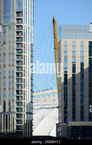 Besucher, die die O2 Arena mit dem Intercontinental Hotel im Vordergrund, Greenwich Peninsula, Peninsula Square, South EA, ERLEBEN Stockfoto