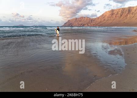 Body Surfer am Strand von Famara, Famara Mountains, La Caleta de Famara, Lanzarote Island, Kanarische Inseln, Spanien, Europa - 9.. September 2022 Stockfoto