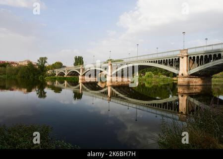 Enrique-Esteban-Brücke bei Nacht, Salamanca, Spanien, Europa. Stockfoto