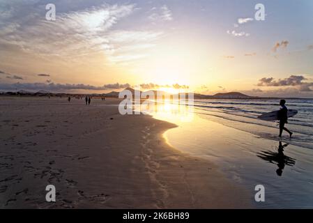 Body Surfer am Strand von Famara, Famara Mountains, La Caleta de Famara, Lanzarote Island, Kanarische Inseln, Spanien, Europa - 9.. September 2022 Stockfoto