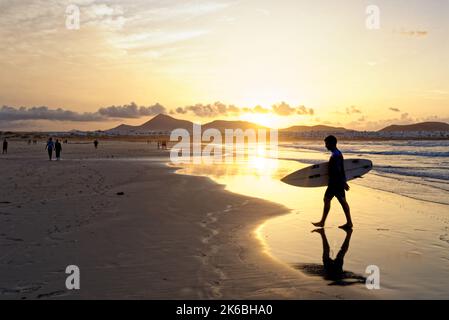 Body Surfer am Strand von Famara, Famara Mountains, La Caleta de Famara, Lanzarote Island, Kanarische Inseln, Spanien, Europa - 9.. September 2022 Stockfoto