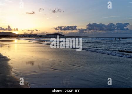 Body Surfer am Strand von Famara, Famara Mountains, La Caleta de Famara, Lanzarote Island, Kanarische Inseln, Spanien, Europa - 9.. September 2022 Stockfoto