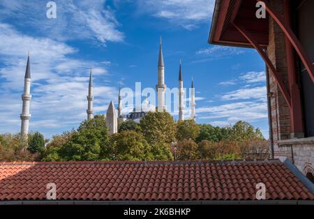 Blau bewölkter Himmel in der Ferne durch die Bäume Blaue Moschee in istanbul, Obelisk vor Stockfoto
