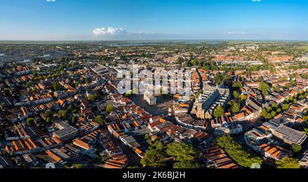 Luftaufnahme der Stadt Delft mit dem Rathaus, einem Renaissance-Gebäude auf dem Markt gegenüber der Nieuwe Kerk, Südholland, Niederlande Stockfoto