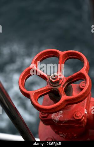 Isoliertes rotes Ventil, das auf dem Schiff verwendet wird. Selektives Fokusventil. Stockfoto