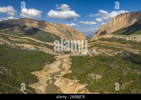 Canelles-Stausee während der Dürre von 2022 vor der Montsec-Bergkette und der Mont-rebei-Schlucht fast leer (La Noguera, Lleida, Katalonien, Spanien) Stockfoto