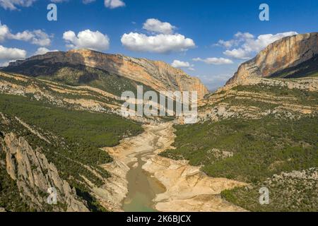 Canelles-Stausee während der Dürre von 2022 vor der Montsec-Bergkette und der Mont-rebei-Schlucht fast leer (La Noguera, Lleida, Katalonien, Spanien) Stockfoto