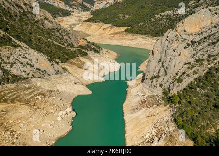 Canelles-Stausee während der Dürre von 2022 vor der Montsec-Bergkette und der Mont-rebei-Schlucht fast leer (La Noguera, Lleida, Katalonien, Spanien) Stockfoto