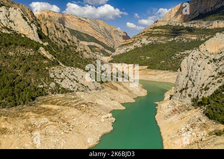 Canelles-Stausee während der Dürre von 2022 vor der Montsec-Bergkette und der Mont-rebei-Schlucht fast leer (La Noguera, Lleida, Katalonien, Spanien) Stockfoto