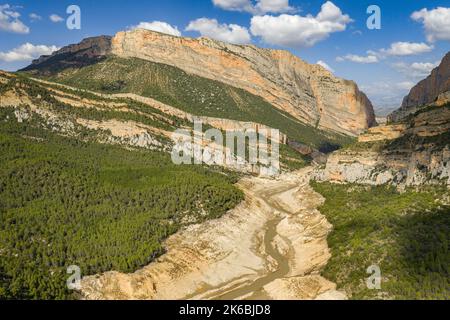 Canelles-Stausee während der Dürre von 2022 vor der Montsec-Bergkette und der Mont-rebei-Schlucht fast leer (La Noguera, Lleida, Katalonien, Spanien) Stockfoto