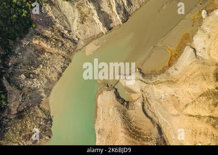 Canelles-Stausee während der Dürre von 2022 vor der Montsec-Bergkette und der Mont-rebei-Schlucht fast leer (La Noguera, Lleida, Katalonien, Spanien) Stockfoto