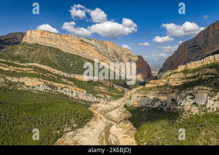 Canelles-Stausee während der Dürre von 2022 vor der Montsec-Bergkette und der Mont-rebei-Schlucht fast leer (La Noguera, Lleida, Katalonien, Spanien) Stockfoto